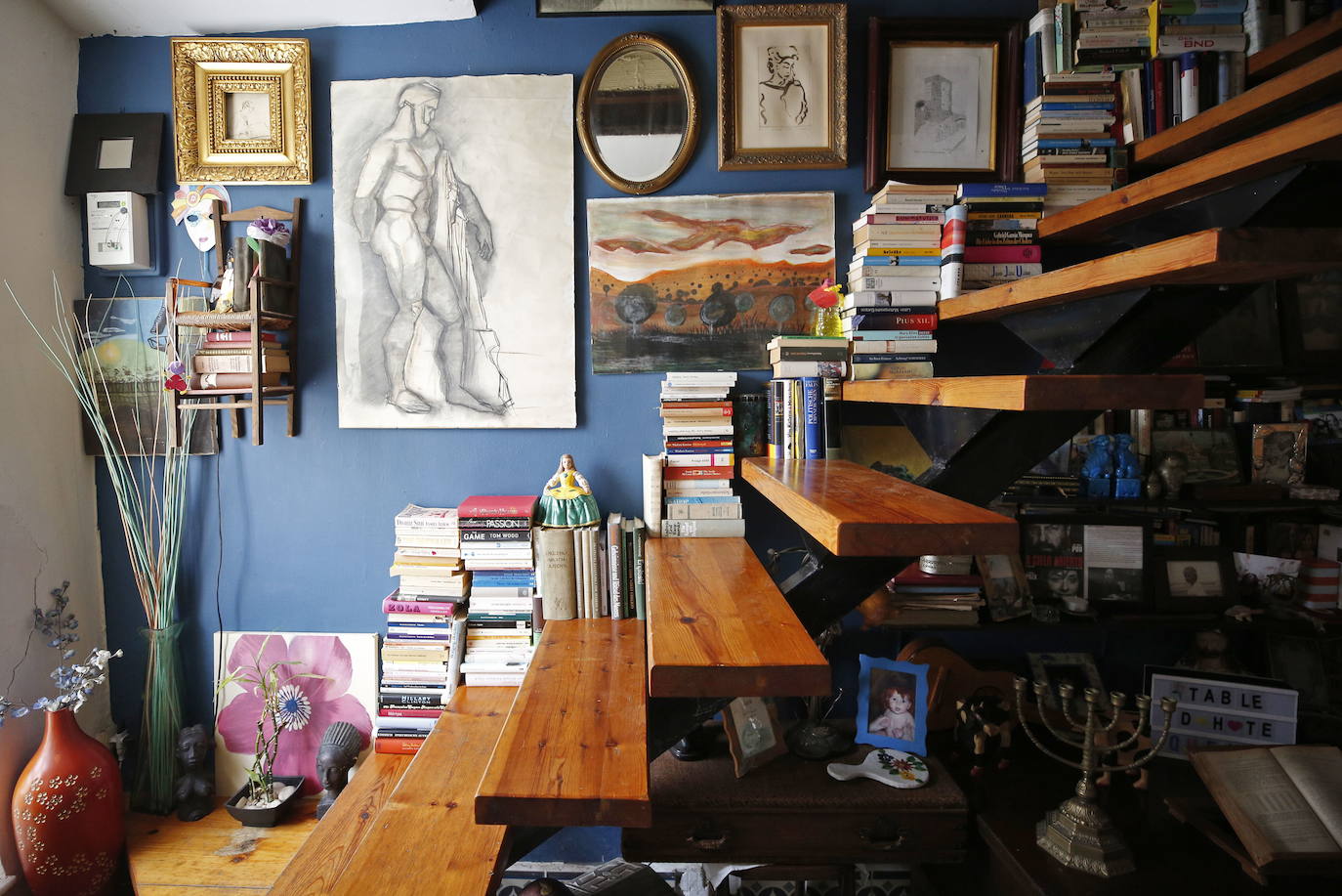 Hace veintiún años Queka encontró de casualidad la casa en Els Poblets que hoy acoge su hogar. «Yo soy de Ondara, y al nacer mi hijo decidí quedarme aquí para que creciera rodeado de la familia. Vivimos muy a gusto, hay muchos extranjeros y residentes con inquietudes culturales y gastronómicas que se implican en la vida del pueblo», explica. Desde el principio tuvo claro que no iba a acometer una reforma integral, sino que su deseo era ir transformándola a fuego lento para que fuera evolucionando según las necesidades. A la hora de decorar, confiesa Queka que le gusta rodearse de antigüedades, pues se siente atraída por lo viejo por ello, casi todas las piezas tienen una historia detrás. En la planta inferior el espacio se articula en torno a una cocina que ella mismo diseñó y que se exhibe como el resto de mobiliario. Además, está la habitación de su hijo y un baño. En la planta superior se ubica su dormitorio, el de su hija Anouk, un baño, la sala de estar y un cuarto donde atesora los más de mil películas que dejan huella sobre su amor por el cine.