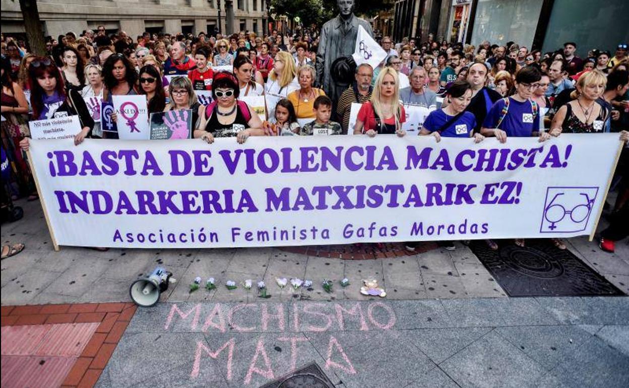 Concentración convocada por la asociación feminista Gafas Moradas este lunes en la Plaza Moyúa de Bilbao contra la violencia machista
