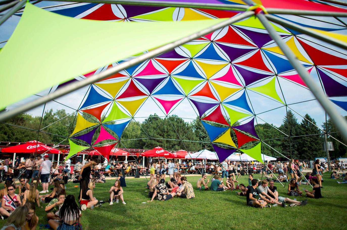 En Hungría se celebra el Sziget Festival 2019, uno de los festivales más importantes del verano. La fiesta ha empezado este 7 de agosto y continuará sin descanso hasta el próximo día 13. El cartel está encabezado durante estos días de festival con artistas de la talla de Ed Sheeran, Franz Ferdinand y Martin Garrix, entre otros.