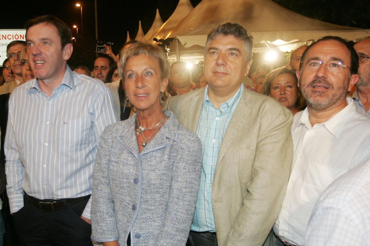 El exsecretario de Innovación del PSPV-PSOE José Ignacio Pastor, con chaqueta y al centro de la imagen. 