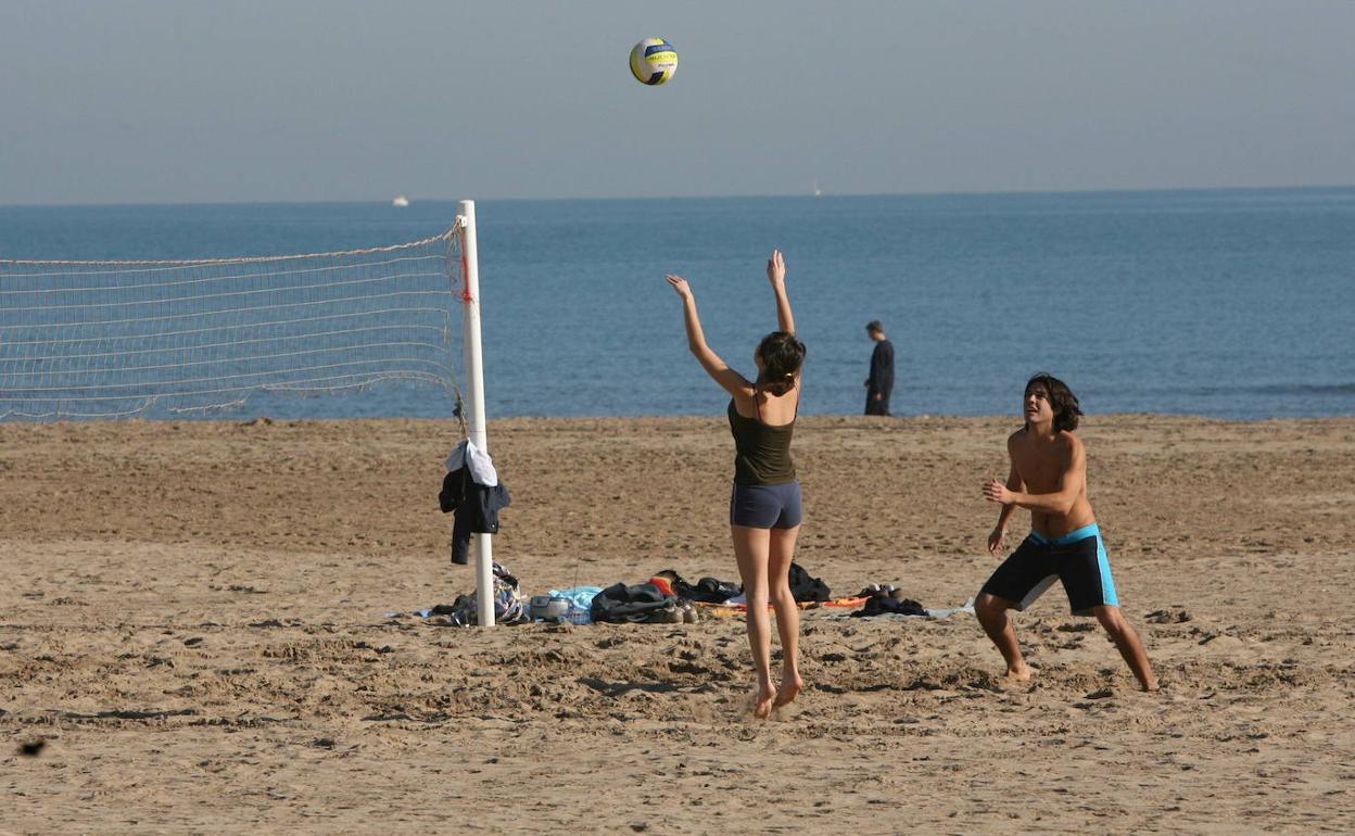 En la zona del volley de la Malvarrosa se practican varios deportes este viernes.