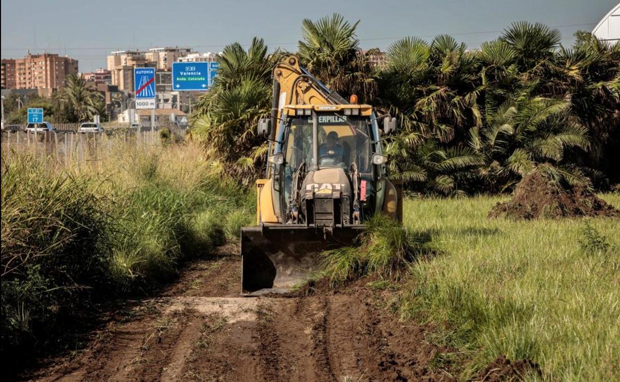 Maquinaria trabajando en la zona expropiada para la ampliación de la V-21. 