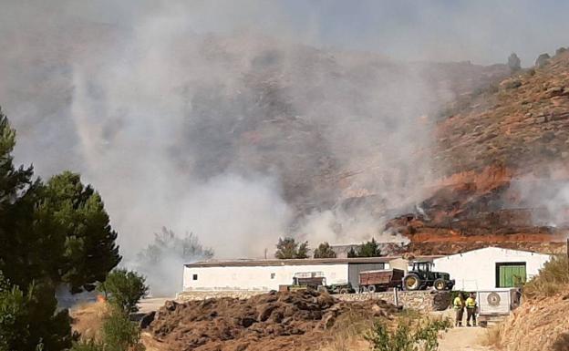 El fuego de Casas Bajas, cercano a algunas edificaciones.