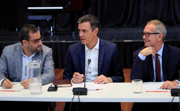 El secretario general y presidente del Gobierno en funciones, Pedro Sánchez, durante la reunión con representantes de diversos sectores culturales.