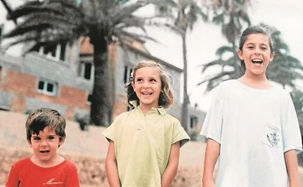 Imagen principal - La infancia de Maite, junto a sus hermanos Blanca y Miguel y su madre. 