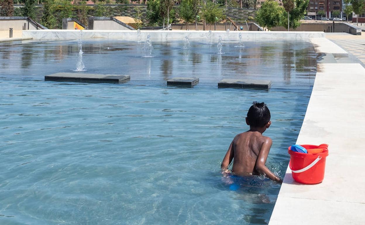 Un niño se refresca en Valencia. 