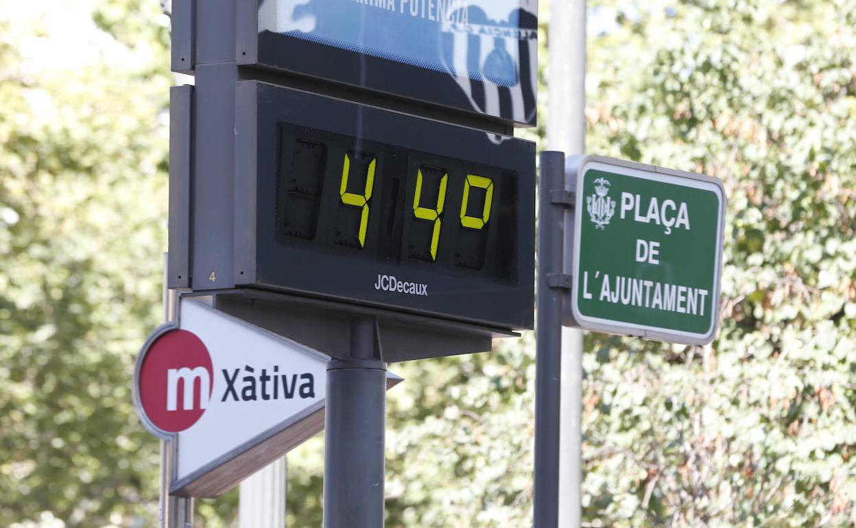 44 grados en el marcador de la plaza del Ayuntamiento de Valencia. 