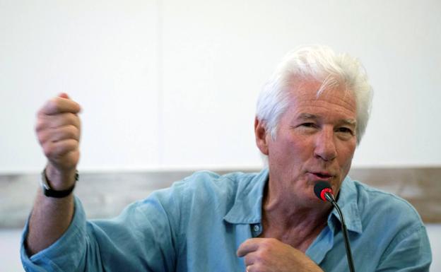 Richard Gere, durante una rueda de prensa en el aeropuerto de Lampedusa.