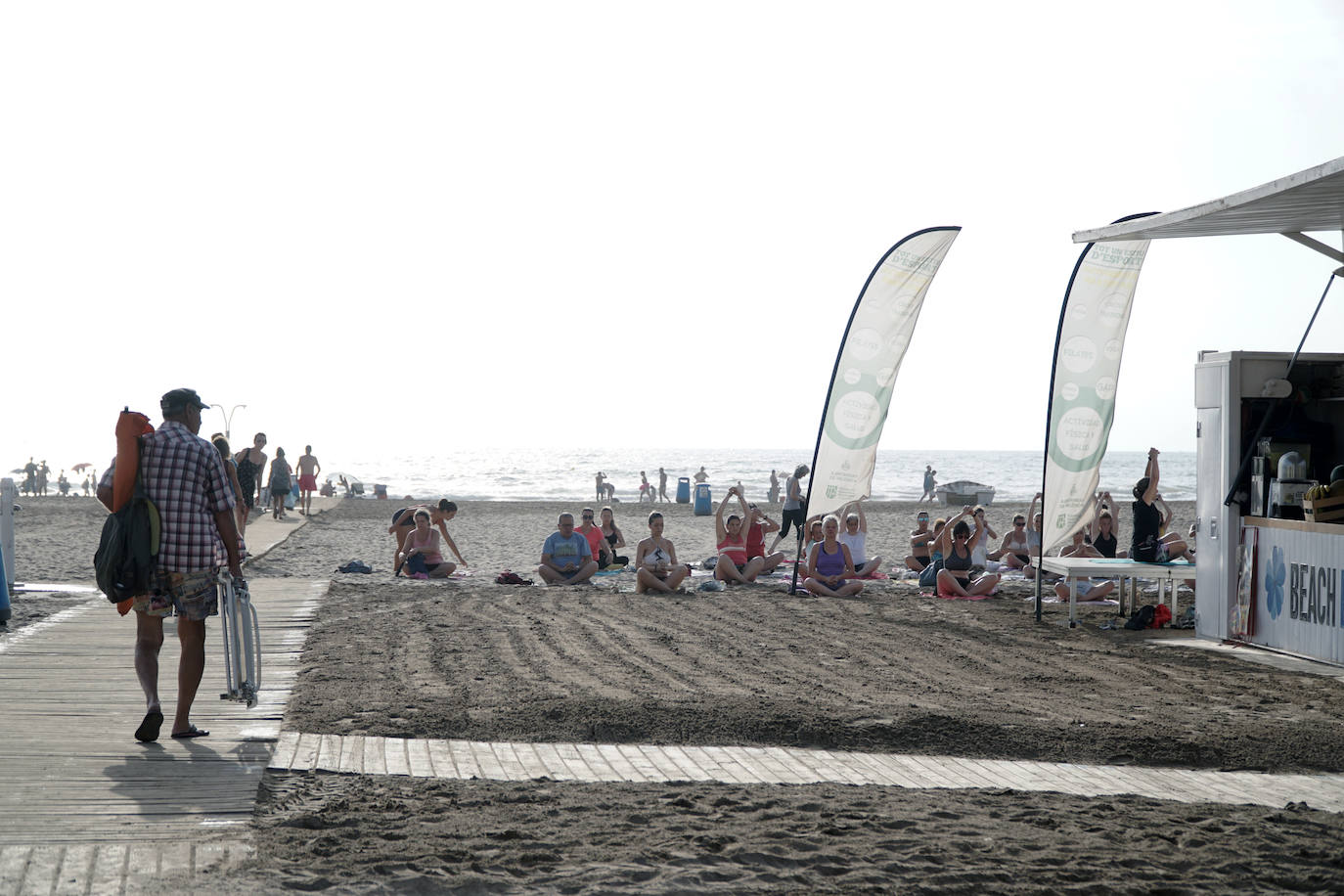 Ejercicio sobre la arena a primera hora de la mañana. Este plan gratuito se puede hacer de forma diaria en las playas de Valencia. No es necesario apuntarse, únicamente acudir y disfrutar de un momento de bienestar en un enclave especial.