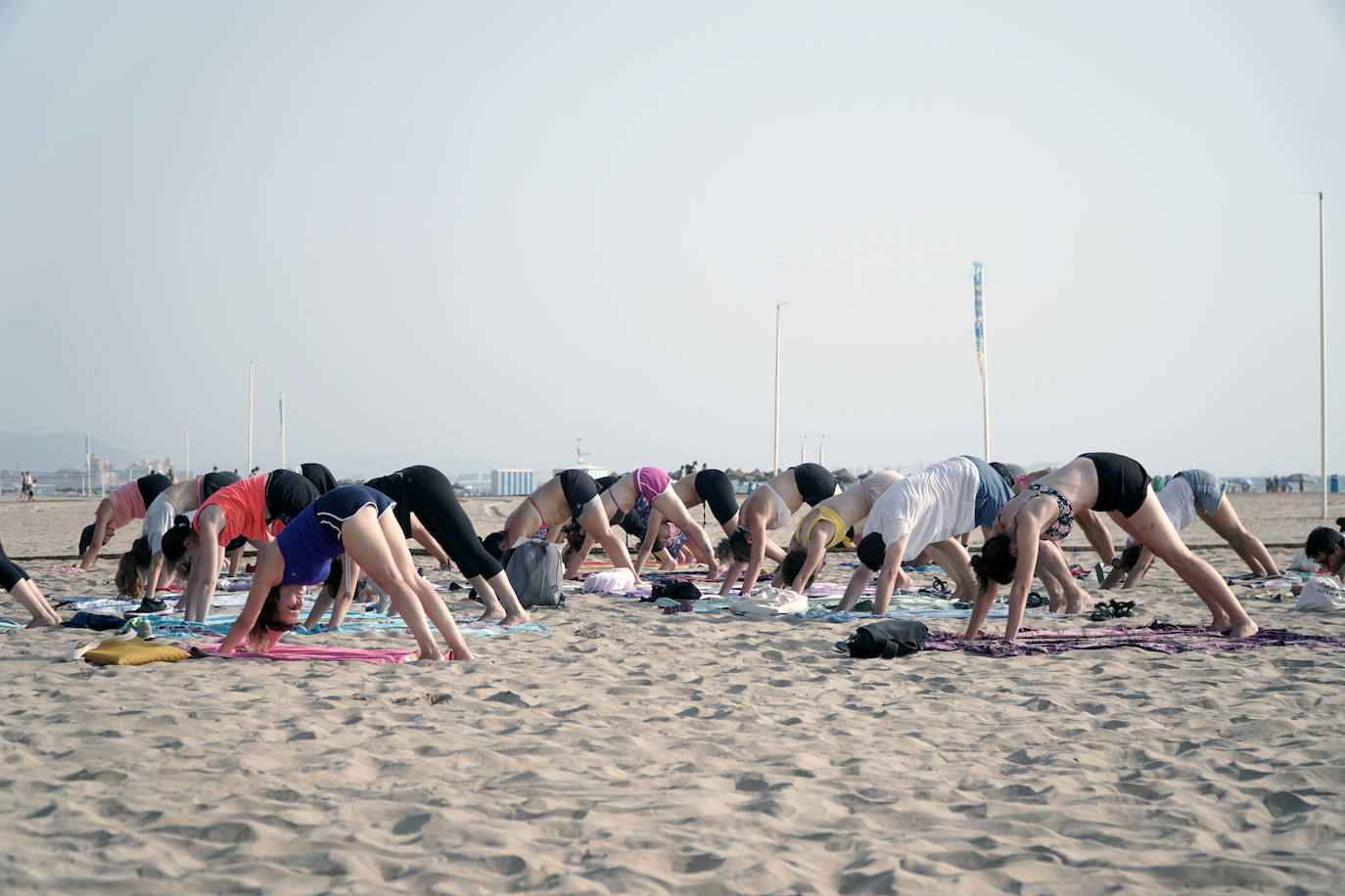 Ejercicio sobre la arena a primera hora de la mañana. Este plan gratuito se puede hacer de forma diaria en las playas de Valencia. No es necesario apuntarse, únicamente acudir y disfrutar de un momento de bienestar en un enclave especial.