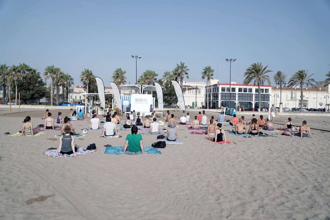 Ejercicio sobre la arena a primera hora de la mañana. Este plan gratuito se puede hacer de forma diaria en las playas de Valencia. No es necesario apuntarse, únicamente acudir y disfrutar de un momento de bienestar en un enclave especial.