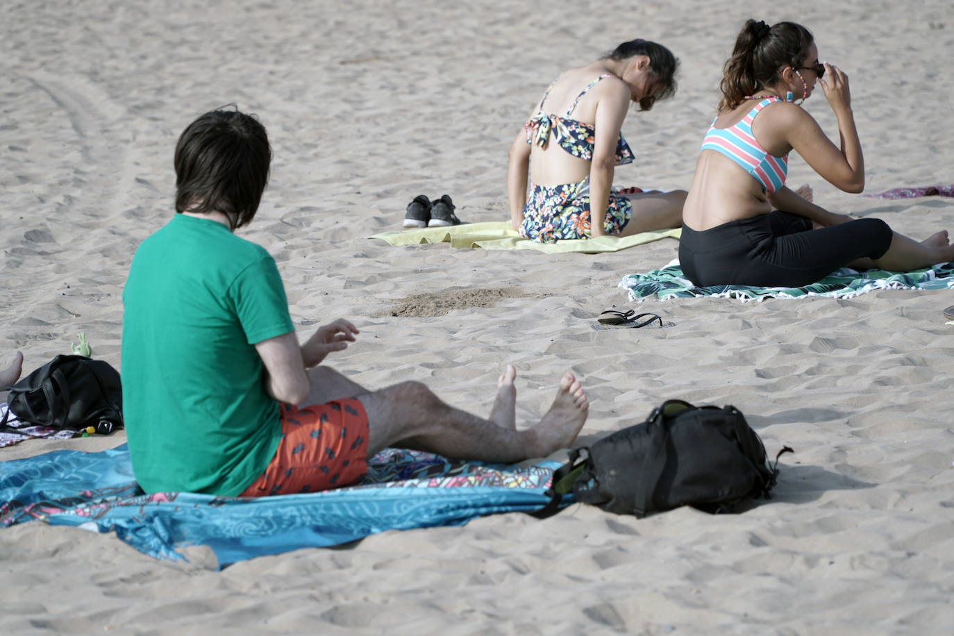 Ejercicio sobre la arena a primera hora de la mañana. Este plan gratuito se puede hacer de forma diaria en las playas de Valencia. No es necesario apuntarse, únicamente acudir y disfrutar de un momento de bienestar en un enclave especial.