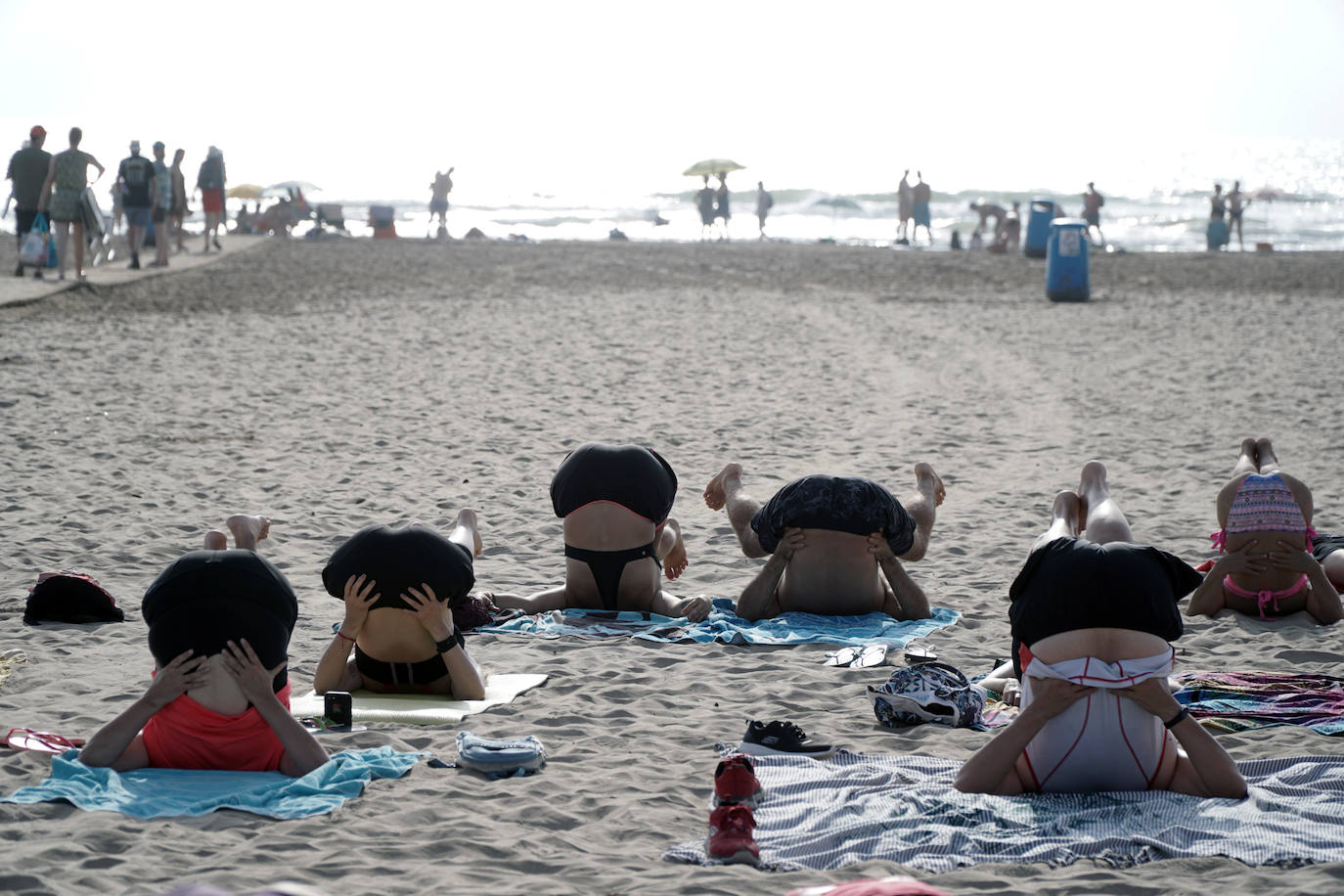 Ejercicio sobre la arena a primera hora de la mañana. Este plan gratuito se puede hacer de forma diaria en las playas de Valencia. No es necesario apuntarse, únicamente acudir y disfrutar de un momento de bienestar en un enclave especial.