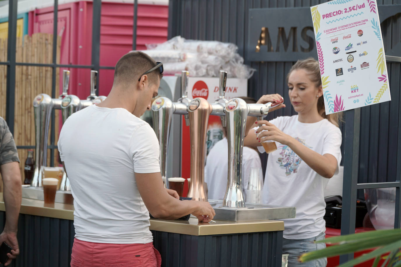 La playa de El Puig acoge el festival Solmarket que se ha convertido ya en toda una tendencia entre los planes de ocio valencianos. Un lugar para disfrutar del atardecer y del ocio gastronómico, pensado para todos los públicos, con puestos de comida y actividades con las que disfrutar los días de verano. Además, la oferta gastronómica de este año se vuelve más internacional que nunca con arriesgadas combinaciones de países como Tailandia, Japón, Venezuela, México, Argentina, Cuba o Italia. La entrada es gratuita y consigue reunir año tras año a miles de asistentes.