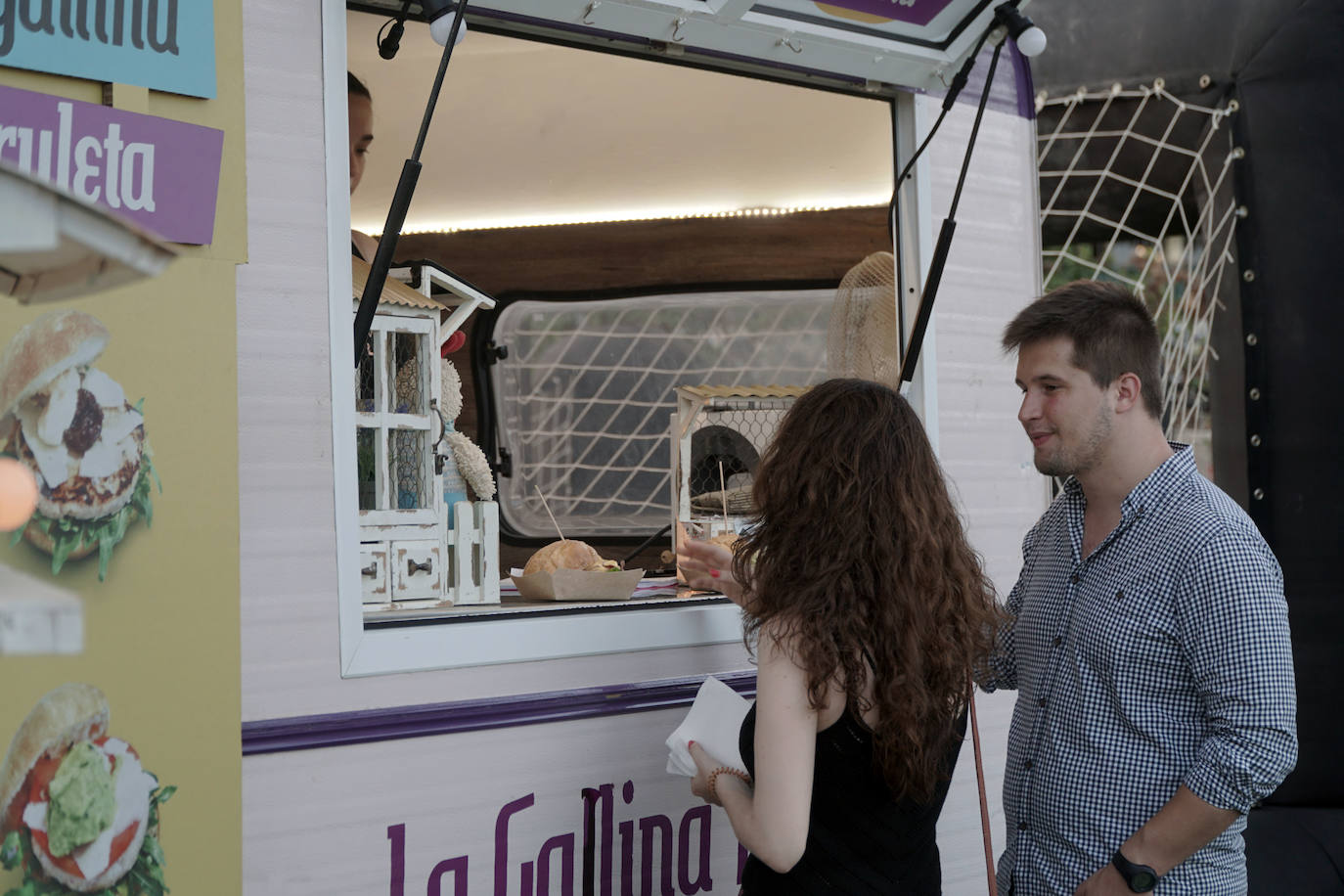 La playa de El Puig acoge el festival Solmarket que se ha convertido ya en toda una tendencia entre los planes de ocio valencianos. Un lugar para disfrutar del atardecer y del ocio gastronómico, pensado para todos los públicos, con puestos de comida y actividades con las que disfrutar los días de verano. Además, la oferta gastronómica de este año se vuelve más internacional que nunca con arriesgadas combinaciones de países como Tailandia, Japón, Venezuela, México, Argentina, Cuba o Italia. La entrada es gratuita y consigue reunir año tras año a miles de asistentes.