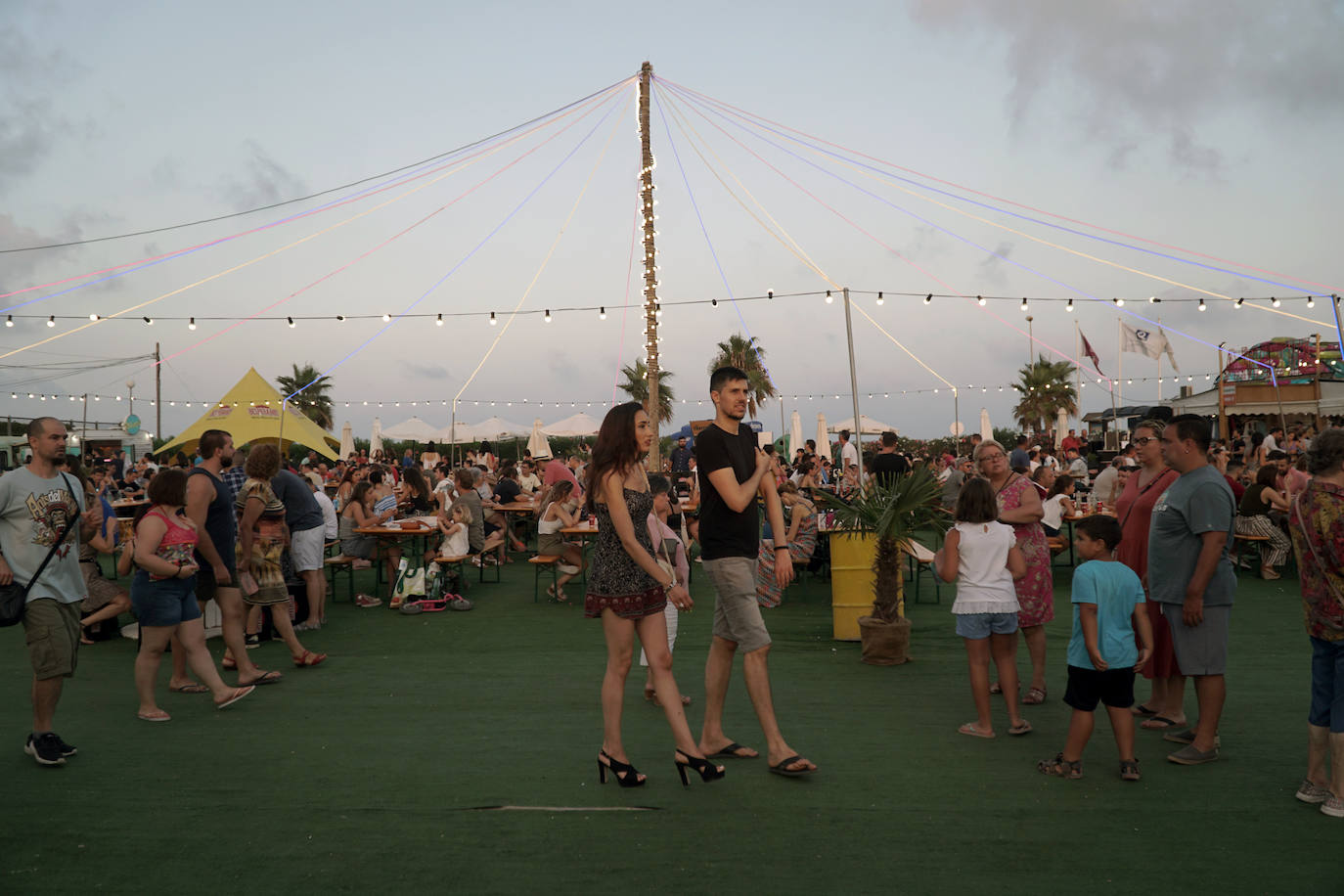 La playa de El Puig acoge el festival Solmarket que se ha convertido ya en toda una tendencia entre los planes de ocio valencianos. Un lugar para disfrutar del atardecer y del ocio gastronómico, pensado para todos los públicos, con puestos de comida y actividades con las que disfrutar los días de verano. Además, la oferta gastronómica de este año se vuelve más internacional que nunca con arriesgadas combinaciones de países como Tailandia, Japón, Venezuela, México, Argentina, Cuba o Italia. La entrada es gratuita y consigue reunir año tras año a miles de asistentes.