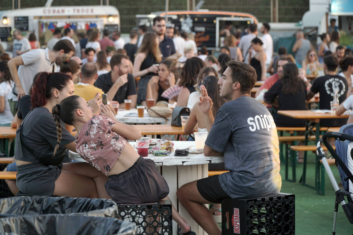 La playa de El Puig acoge el festival Solmarket que se ha convertido ya en toda una tendencia entre los planes de ocio valencianos. Un lugar para disfrutar del atardecer y del ocio gastronómico, pensado para todos los públicos, con puestos de comida y actividades con las que disfrutar los días de verano. Además, la oferta gastronómica de este año se vuelve más internacional que nunca con arriesgadas combinaciones de países como Tailandia, Japón, Venezuela, México, Argentina, Cuba o Italia. La entrada es gratuita y consigue reunir año tras año a miles de asistentes.