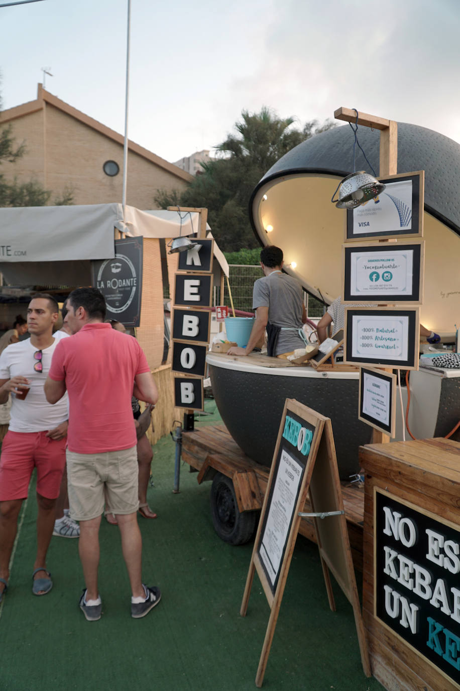 La playa de El Puig acoge el festival Solmarket que se ha convertido ya en toda una tendencia entre los planes de ocio valencianos. Un lugar para disfrutar del atardecer y del ocio gastronómico, pensado para todos los públicos, con puestos de comida y actividades con las que disfrutar los días de verano. Además, la oferta gastronómica de este año se vuelve más internacional que nunca con arriesgadas combinaciones de países como Tailandia, Japón, Venezuela, México, Argentina, Cuba o Italia. La entrada es gratuita y consigue reunir año tras año a miles de asistentes.