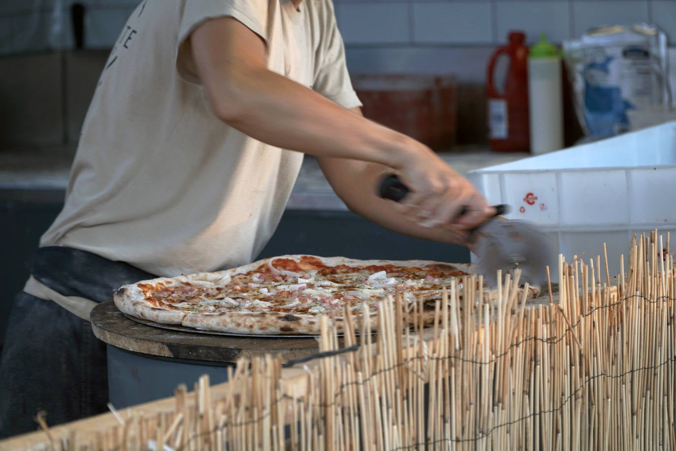 La playa de El Puig acoge el festival Solmarket que se ha convertido ya en toda una tendencia entre los planes de ocio valencianos. Un lugar para disfrutar del atardecer y del ocio gastronómico, pensado para todos los públicos, con puestos de comida y actividades con las que disfrutar los días de verano. Además, la oferta gastronómica de este año se vuelve más internacional que nunca con arriesgadas combinaciones de países como Tailandia, Japón, Venezuela, México, Argentina, Cuba o Italia. La entrada es gratuita y consigue reunir año tras año a miles de asistentes.