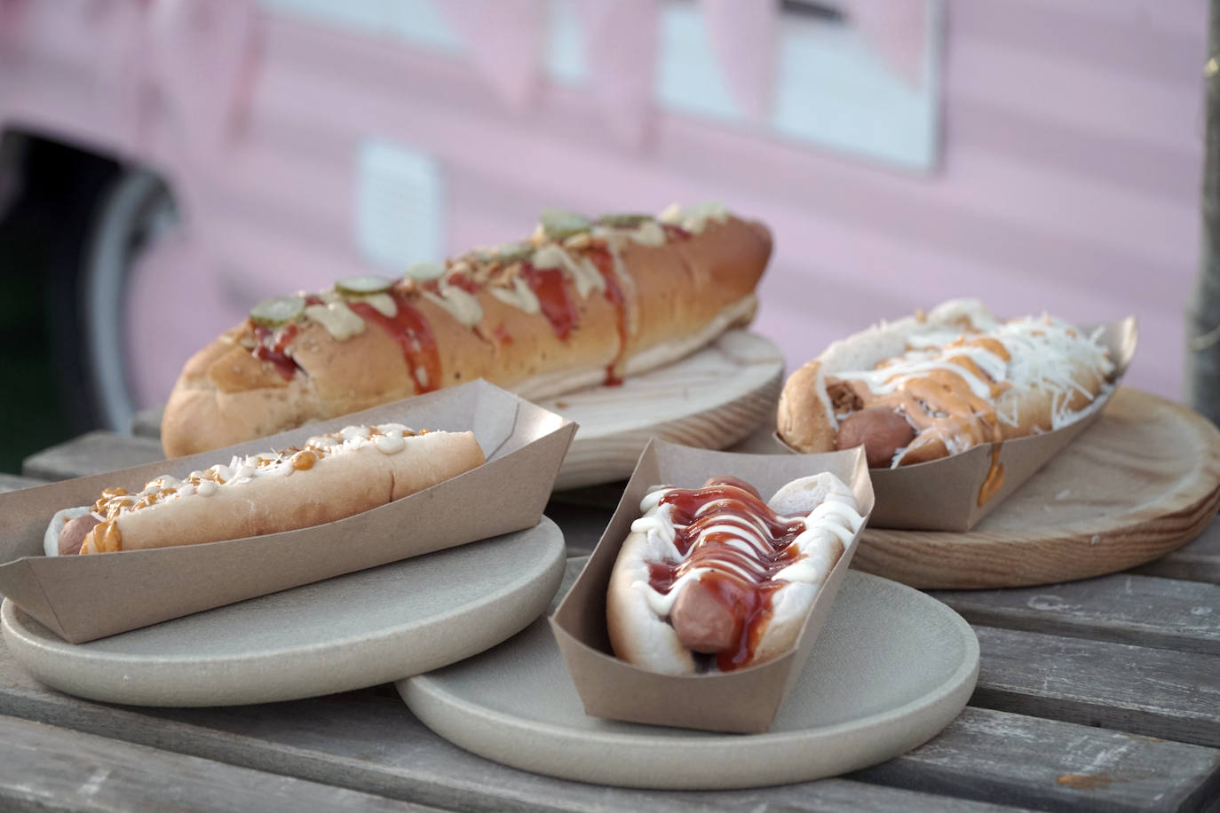 La playa de El Puig acoge el festival Solmarket que se ha convertido ya en toda una tendencia entre los planes de ocio valencianos. Un lugar para disfrutar del atardecer y del ocio gastronómico, pensado para todos los públicos, con puestos de comida y actividades con las que disfrutar los días de verano. Además, la oferta gastronómica de este año se vuelve más internacional que nunca con arriesgadas combinaciones de países como Tailandia, Japón, Venezuela, México, Argentina, Cuba o Italia. La entrada es gratuita y consigue reunir año tras año a miles de asistentes.