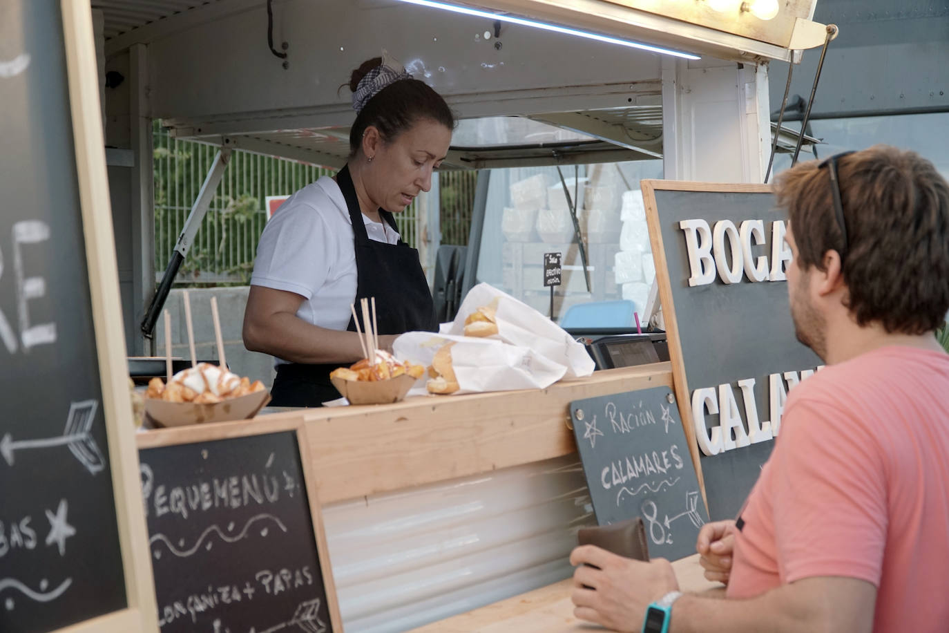 La playa de El Puig acoge el festival Solmarket que se ha convertido ya en toda una tendencia entre los planes de ocio valencianos. Un lugar para disfrutar del atardecer y del ocio gastronómico, pensado para todos los públicos, con puestos de comida y actividades con las que disfrutar los días de verano. Además, la oferta gastronómica de este año se vuelve más internacional que nunca con arriesgadas combinaciones de países como Tailandia, Japón, Venezuela, México, Argentina, Cuba o Italia. La entrada es gratuita y consigue reunir año tras año a miles de asistentes.