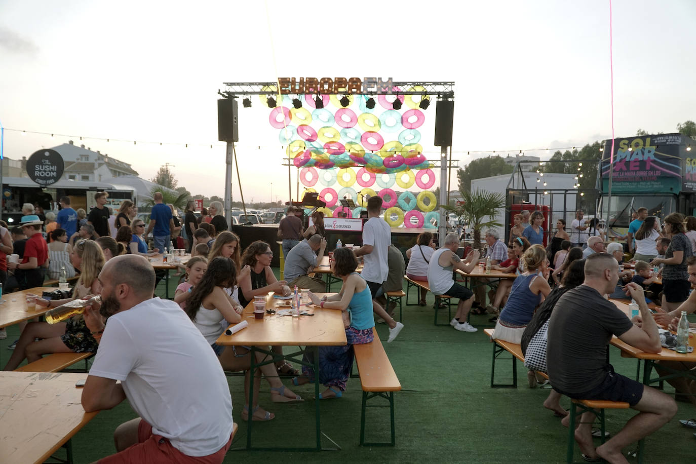 La playa de El Puig acoge el festival Solmarket que se ha convertido ya en toda una tendencia entre los planes de ocio valencianos. Un lugar para disfrutar del atardecer y del ocio gastronómico, pensado para todos los públicos, con puestos de comida y actividades con las que disfrutar los días de verano. Además, la oferta gastronómica de este año se vuelve más internacional que nunca con arriesgadas combinaciones de países como Tailandia, Japón, Venezuela, México, Argentina, Cuba o Italia. La entrada es gratuita y consigue reunir año tras año a miles de asistentes.