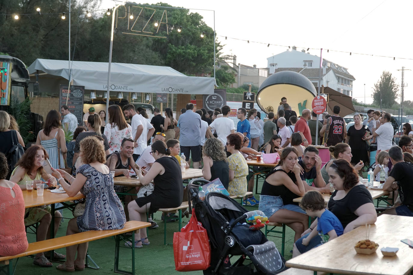 La playa de El Puig acoge el festival Solmarket que se ha convertido ya en toda una tendencia entre los planes de ocio valencianos. Un lugar para disfrutar del atardecer y del ocio gastronómico, pensado para todos los públicos, con puestos de comida y actividades con las que disfrutar los días de verano. Además, la oferta gastronómica de este año se vuelve más internacional que nunca con arriesgadas combinaciones de países como Tailandia, Japón, Venezuela, México, Argentina, Cuba o Italia. La entrada es gratuita y consigue reunir año tras año a miles de asistentes.