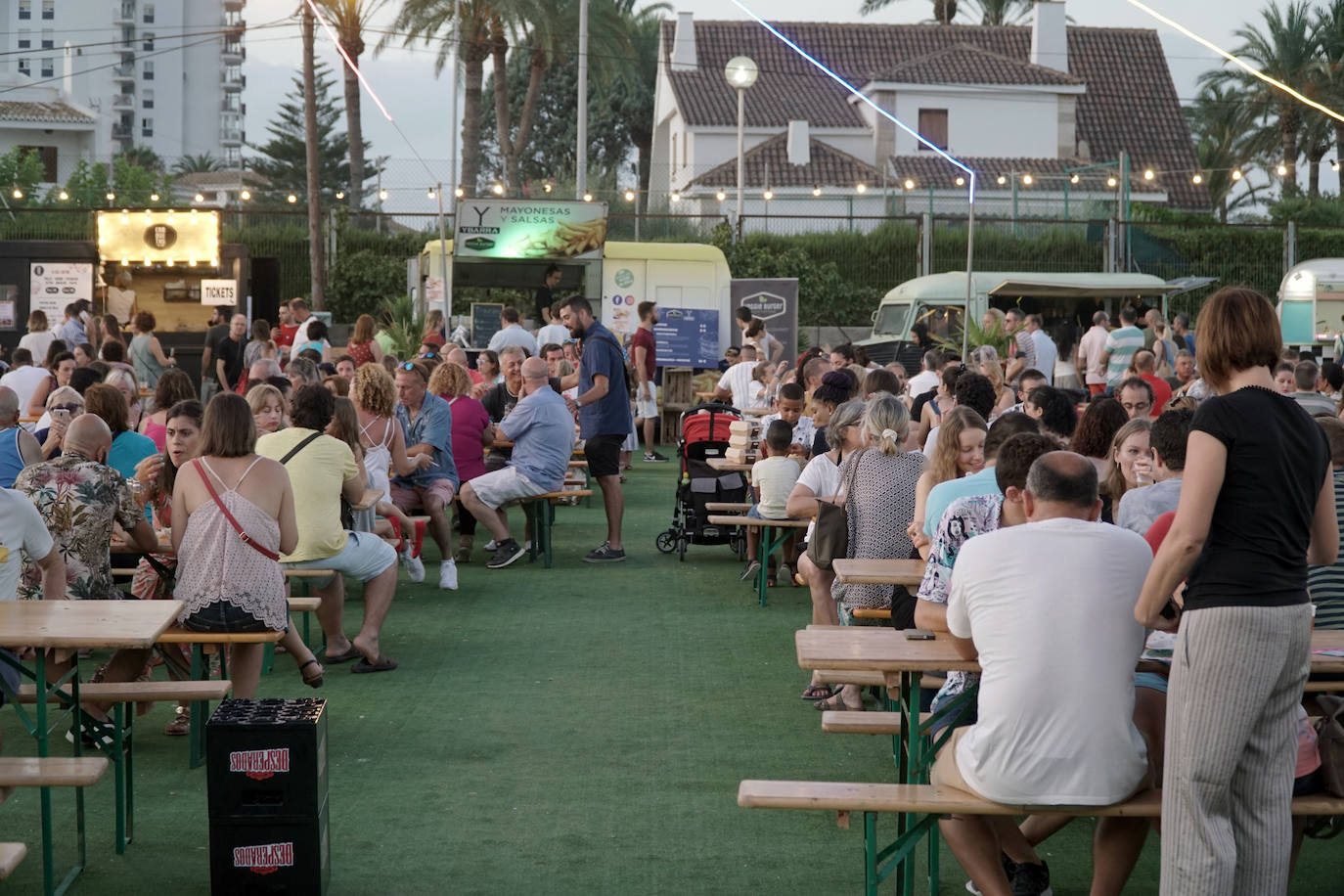 La playa de El Puig acoge el festival Solmarket que se ha convertido ya en toda una tendencia entre los planes de ocio valencianos. Un lugar para disfrutar del atardecer y del ocio gastronómico, pensado para todos los públicos, con puestos de comida y actividades con las que disfrutar los días de verano. Además, la oferta gastronómica de este año se vuelve más internacional que nunca con arriesgadas combinaciones de países como Tailandia, Japón, Venezuela, México, Argentina, Cuba o Italia. La entrada es gratuita y consigue reunir año tras año a miles de asistentes.