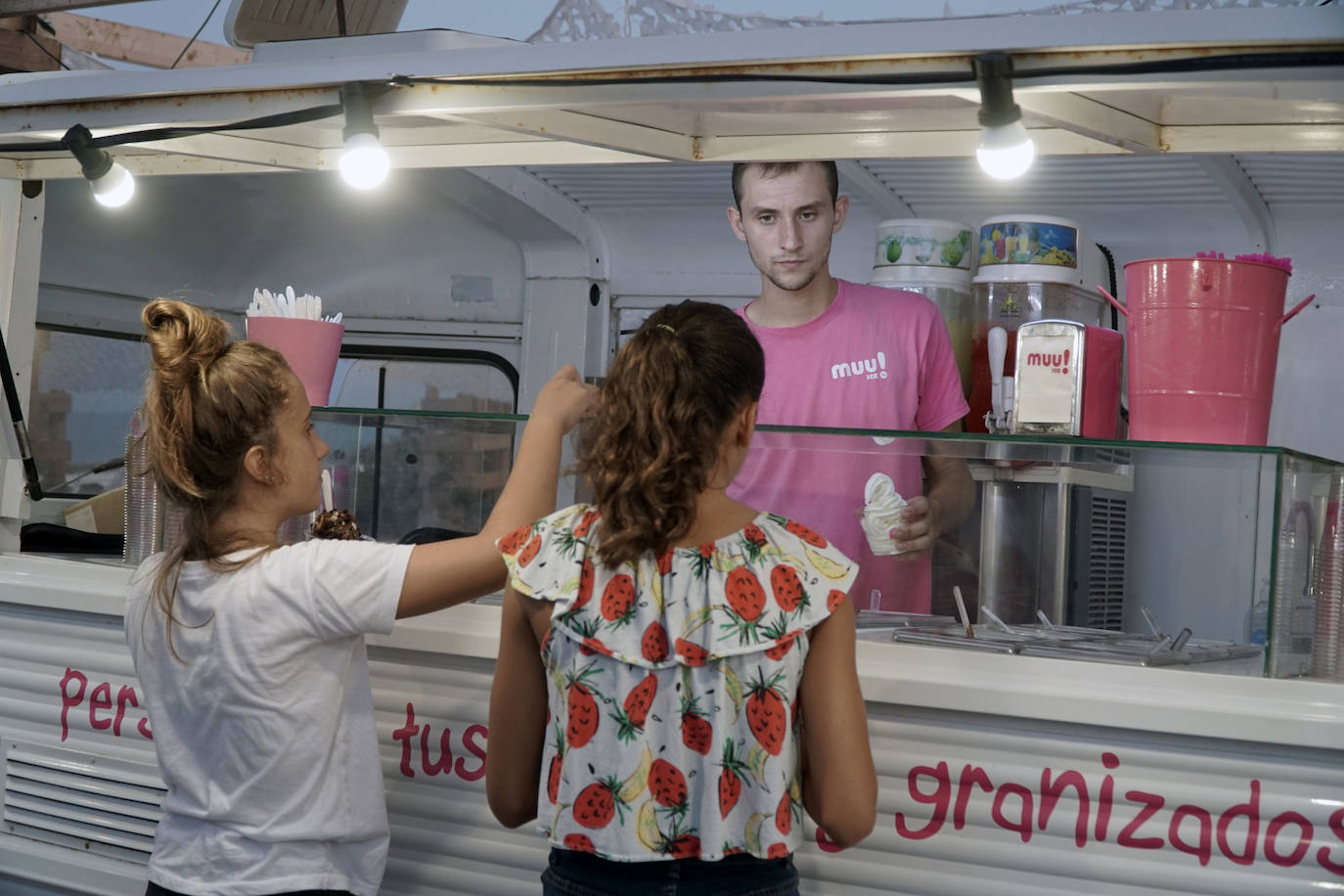 La playa de El Puig acoge el festival Solmarket que se ha convertido ya en toda una tendencia entre los planes de ocio valencianos. Un lugar para disfrutar del atardecer y del ocio gastronómico, pensado para todos los públicos, con puestos de comida y actividades con las que disfrutar los días de verano. Además, la oferta gastronómica de este año se vuelve más internacional que nunca con arriesgadas combinaciones de países como Tailandia, Japón, Venezuela, México, Argentina, Cuba o Italia. La entrada es gratuita y consigue reunir año tras año a miles de asistentes.