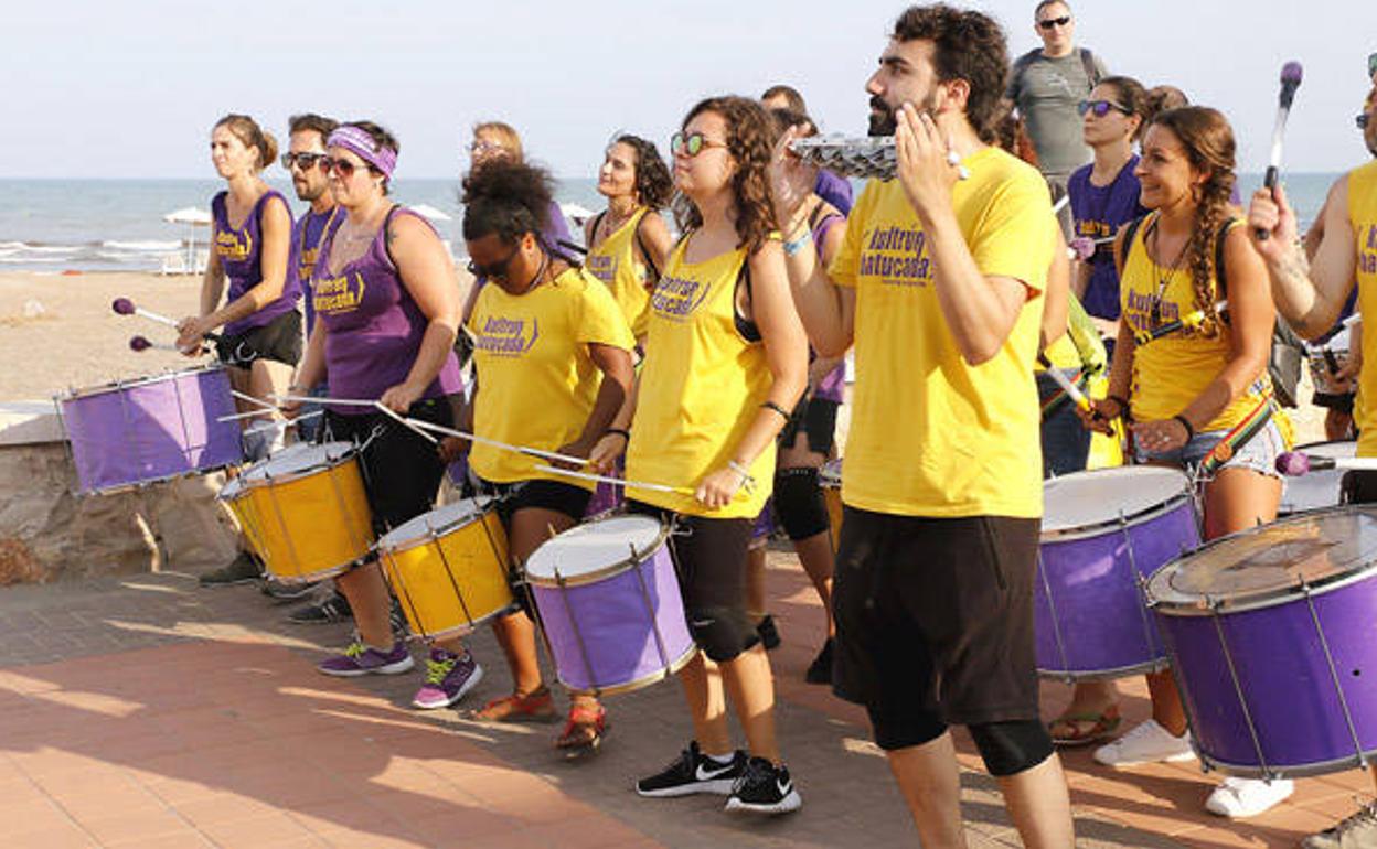 La playa de Puçol se llena de música y ritmo. 