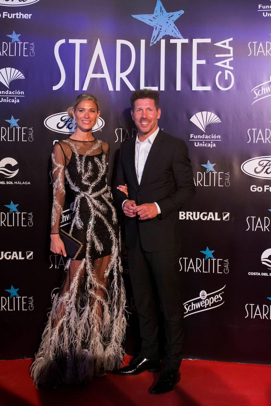 La Gala Starlite cumple este año su décimo aniversario, diez años en los que se ha apostado por la solidaridad y en los que numerosos artistas y celebridades han colaborado para apoyar estos fines. El evento, al que han acudido 400 comensales, ha congregado a famosos como Anne Igartiburu, Antonia Dellate, Carmen Lomana, David Bisbal, Dulceida, Eugenia Martínez de Irujo, Joaquín Cortés, Diego Simeone, Loles León, Lucrecia, Pelayo Díaz, el Príncipe Hubertus Von Hohenlohe y la Princesa Martha Louise de Noruega, entre otros. En la foto, Simeone y Carla Pereyra