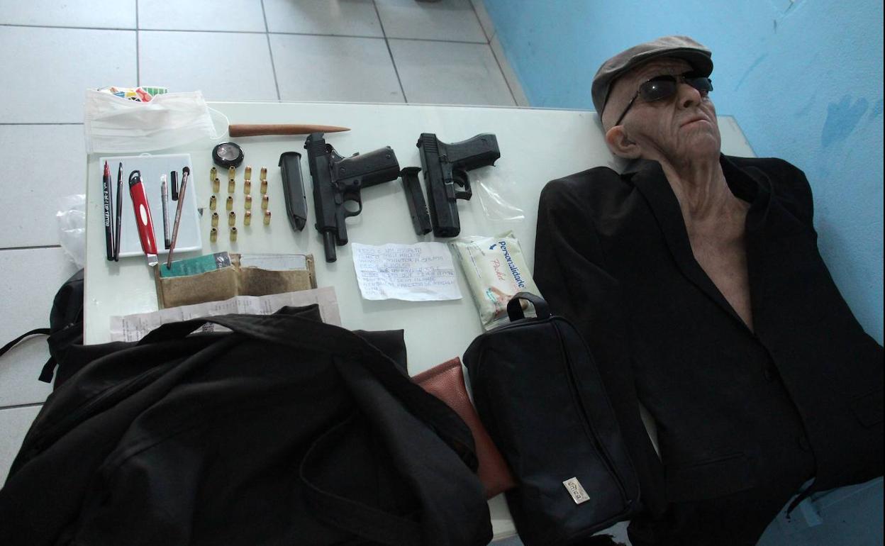 Fotografía cedida por la Policía Militar de Santa Catarina que muestra las armas y el disfraz del arrestado.