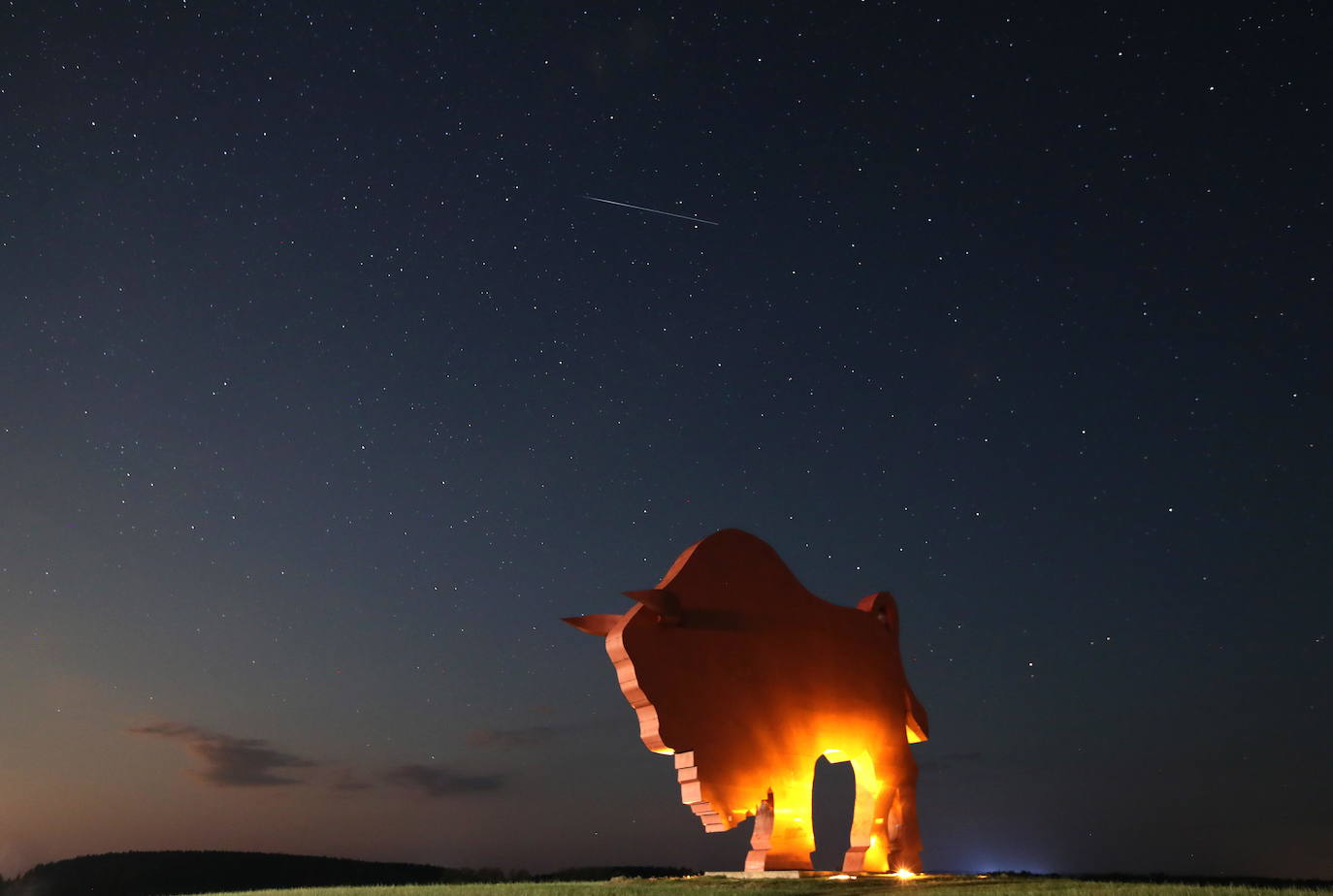 Lluvia de estrellas fugaces, Perseidas o Lágrimas de San Lorenzo. Su máxima actividad en Europa se da estas noches de agosto, cuando se pueden observar alrededor de 100 meteoros por hora. En realidad, son pequeñas partículas de polvo de distintos tamaños que van dejando los cometas -o asteroides- a lo largo de sus órbitas alrededor del Sol y que se desprenden debido al deshielo producido por el calor solar. En este caso provienen del cometa Swift-Tuttle. Así se han visto en varias partes del mundo: Petkovichi (Bielorrusia). 