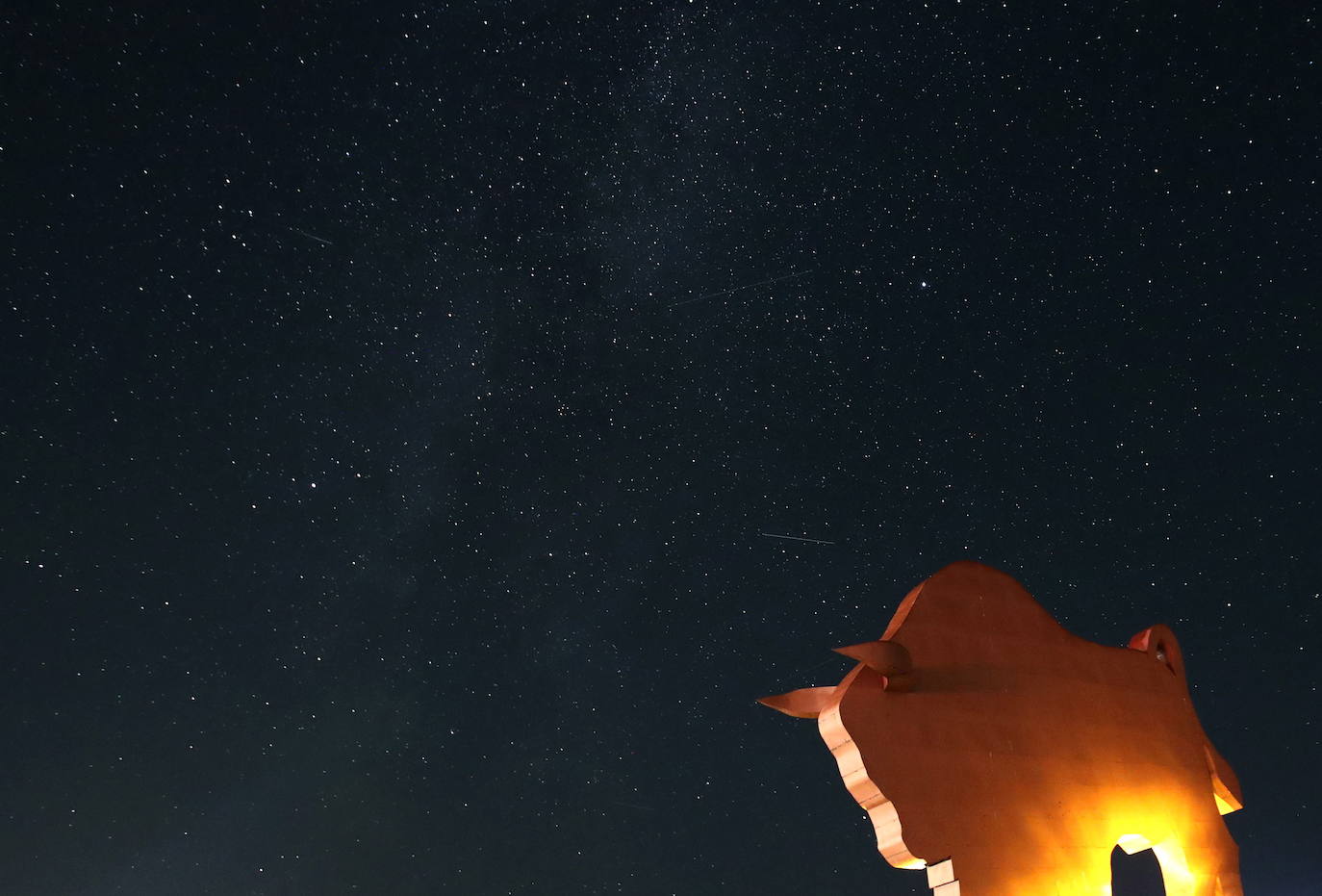 Lluvia de estrellas fugaces, Perseidas o Lágrimas de San Lorenzo. Su máxima actividad en Europa se da estas noches de agosto, cuando se pueden observar alrededor de 100 meteoros por hora. En realidad, son pequeñas partículas de polvo de distintos tamaños que van dejando los cometas -o asteroides- a lo largo de sus órbitas alrededor del Sol y que se desprenden debido al deshielo producido por el calor solar. En este caso provienen del cometa Swift-Tuttle. Así se han visto en varias partes del mundo: Petkovichi (Bielorrusia). 