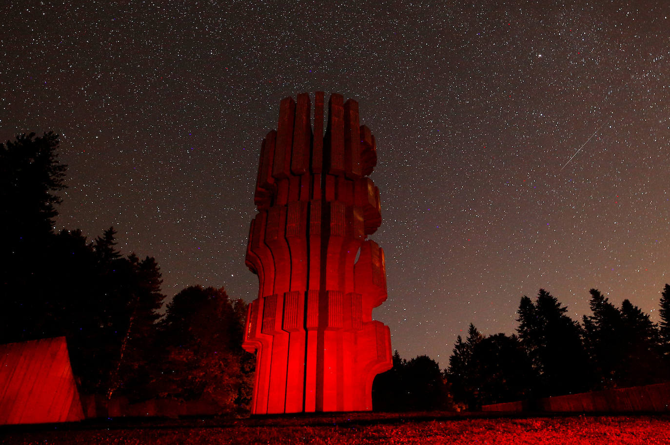 Lluvia de estrellas fugaces, Perseidas o Lágrimas de San Lorenzo. Su máxima actividad en Europa se da estas noches de agosto, cuando se pueden observar alrededor de 100 meteoros por hora. En realidad, son pequeñas partículas de polvo de distintos tamaños que van dejando los cometas -o asteroides- a lo largo de sus órbitas alrededor del Sol y que se desprenden debido al deshielo producido por el calor solar. En este caso provienen del cometa Swift-Tuttle. Así se han visto en varias partes del mundo: Prijedor (Bosnia and Herzegovina). 