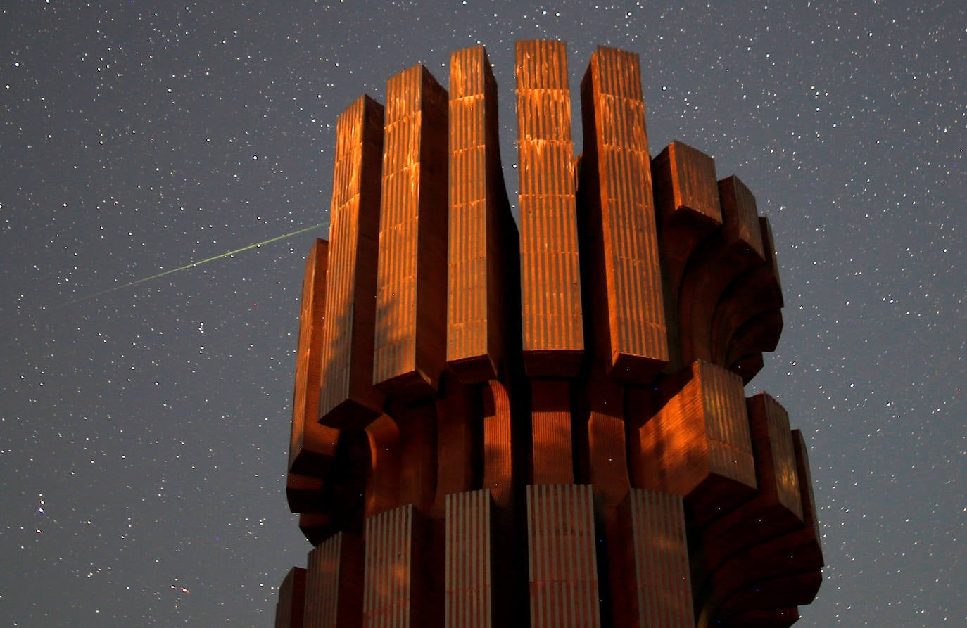 Lluvia de estrellas fugaces, Perseidas o Lágrimas de San Lorenzo. Su máxima actividad en Europa se da estas noches de agosto, cuando se pueden observar alrededor de 100 meteoros por hora. En realidad, son pequeñas partículas de polvo de distintos tamaños que van dejando los cometas -o asteroides- a lo largo de sus órbitas alrededor del Sol y que se desprenden debido al deshielo producido por el calor solar. En este caso provienen del cometa Swift-Tuttle. Así se han visto en varias partes del mundo: Prijedor (Bosnia and Herzegovina). 