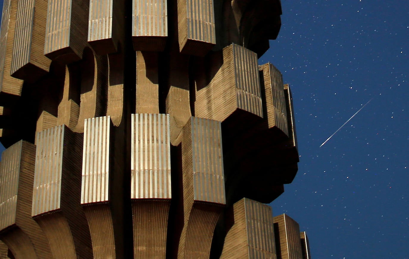 Lluvia de estrellas fugaces, Perseidas o Lágrimas de San Lorenzo. Su máxima actividad en Europa se da estas noches de agosto, cuando se pueden observar alrededor de 100 meteoros por hora. En realidad, son pequeñas partículas de polvo de distintos tamaños que van dejando los cometas -o asteroides- a lo largo de sus órbitas alrededor del Sol y que se desprenden debido al deshielo producido por el calor solar. En este caso provienen del cometa Swift-Tuttle. Así se han visto en varias partes del mundo: Prijedor (Bosnia and Herzegovina). 