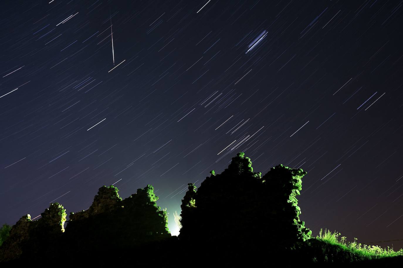 Lluvia de estrellas fugaces, Perseidas o Lágrimas de San Lorenzo. Su máxima actividad en Europa se da estas noches de agosto, cuando se pueden observar alrededor de 100 meteoros por hora. En realidad, son pequeñas partículas de polvo de distintos tamaños que van dejando los cometas -o asteroides- a lo largo de sus órbitas alrededor del Sol y que se desprenden debido al deshielo producido por el calor solar. En este caso provienen del cometa Swift-Tuttle. Así se han visto en varias partes del mundo: Kreva (Minsk). 