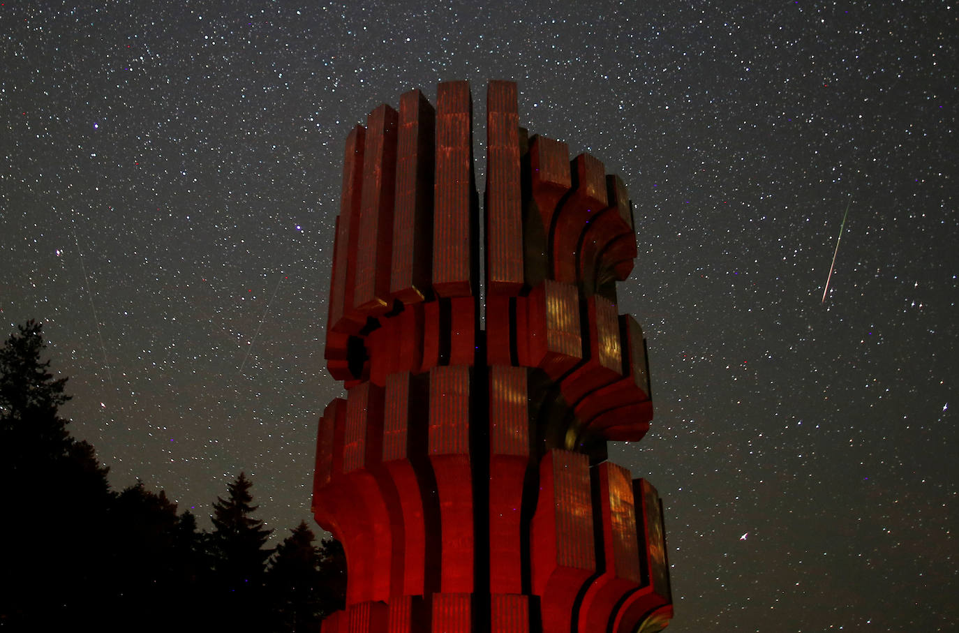 Lluvia de estrellas fugaces, Perseidas o Lágrimas de San Lorenzo. Su máxima actividad en Europa se da estas noches de agosto, cuando se pueden observar alrededor de 100 meteoros por hora. En realidad, son pequeñas partículas de polvo de distintos tamaños que van dejando los cometas -o asteroides- a lo largo de sus órbitas alrededor del Sol y que se desprenden debido al deshielo producido por el calor solar. En este caso provienen del cometa Swift-Tuttle. Así se han visto en varias partes del mundo: Prijedor (Bosnia and Herzegovina). 