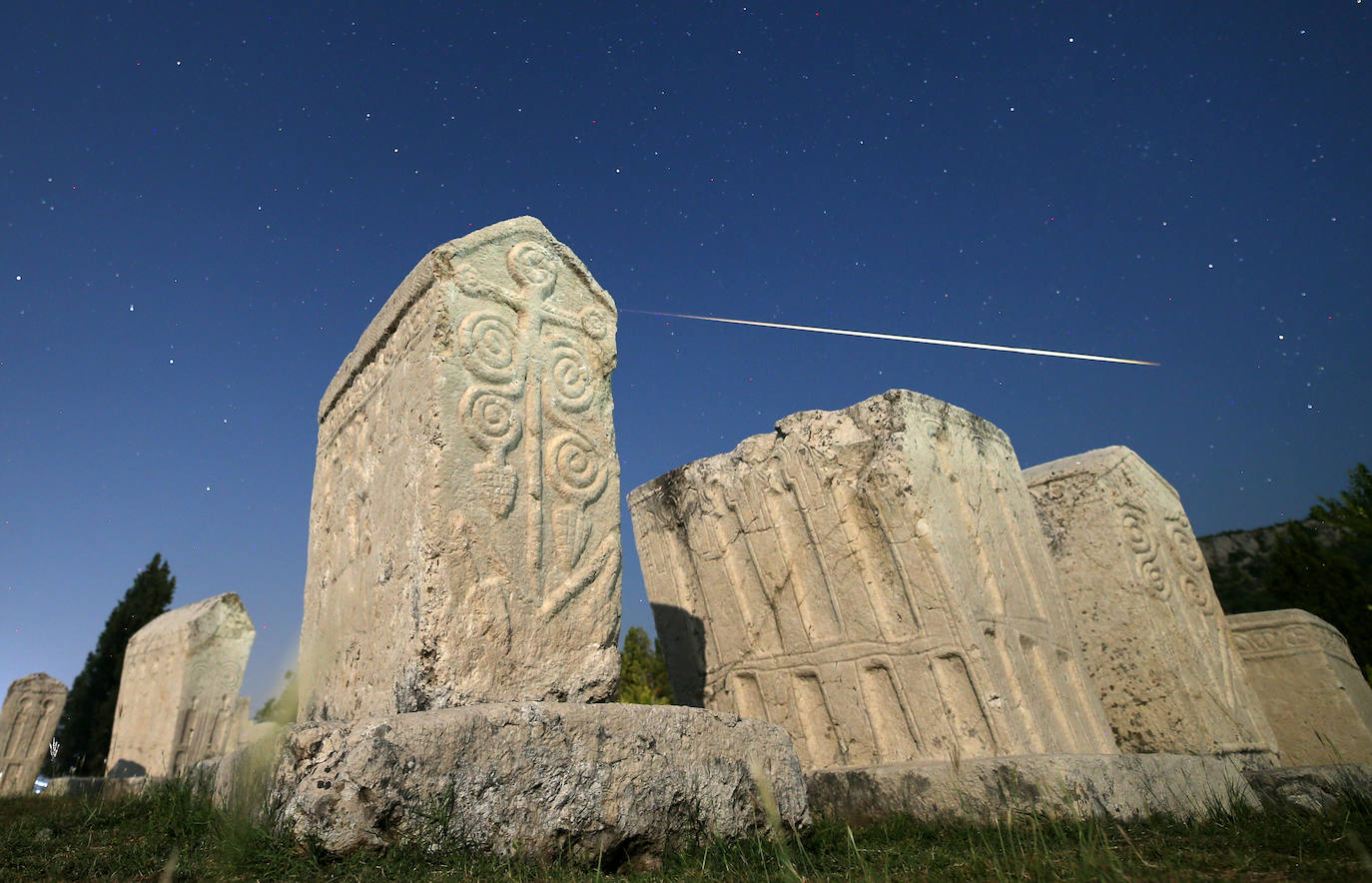 Lluvia de estrellas fugaces, Perseidas o Lágrimas de San Lorenzo. Su máxima actividad en Europa se da estas noches de agosto, cuando se pueden observar alrededor de 100 meteoros por hora. En realidad, son pequeñas partículas de polvo de distintos tamaños que van dejando los cometas -o asteroides- a lo largo de sus órbitas alrededor del Sol y que se desprenden debido al deshielo producido por el calor solar. En este caso provienen del cometa Swift-Tuttle. Así se han visto en varias partes del mundo. 