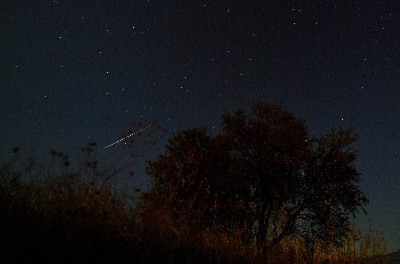 Lluvia de estrellas fugaces, Perseidas o Lágrimas de San Lorenzo. Su máxima actividad en Europa se da estas noches de agosto, cuando se pueden observar alrededor de 100 meteoros por hora. En realidad, son pequeñas partículas de polvo de distintos tamaños que van dejando los cometas -o asteroides- a lo largo de sus órbitas alrededor del Sol y que se desprenden debido al deshielo producido por el calor solar. En este caso provienen del cometa Swift-Tuttle. Así se han visto en varias partes del mundo. 