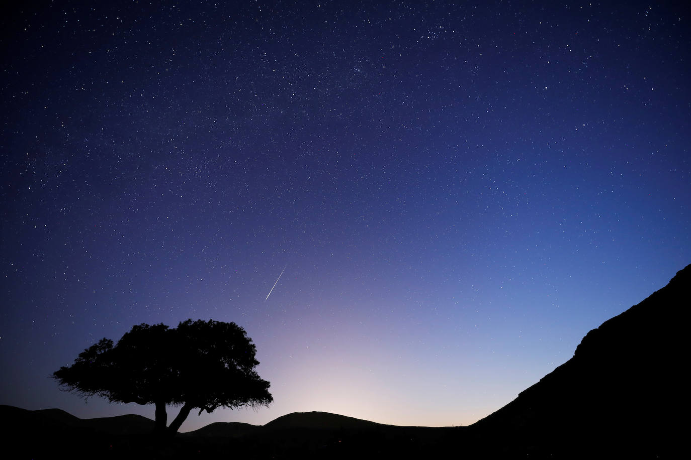 Lluvia de estrellas fugaces, Perseidas o Lágrimas de San Lorenzo. Su máxima actividad en Europa se da estas noches de agosto, cuando se pueden observar alrededor de 100 meteoros por hora. En realidad, son pequeñas partículas de polvo de distintos tamaños que van dejando los cometas -o asteroides- a lo largo de sus órbitas alrededor del Sol y que se desprenden debido al deshielo producido por el calor solar. En este caso provienen del cometa Swift-Tuttle. Así se han visto en varias partes del mundo: Nógrád (Hungría). 