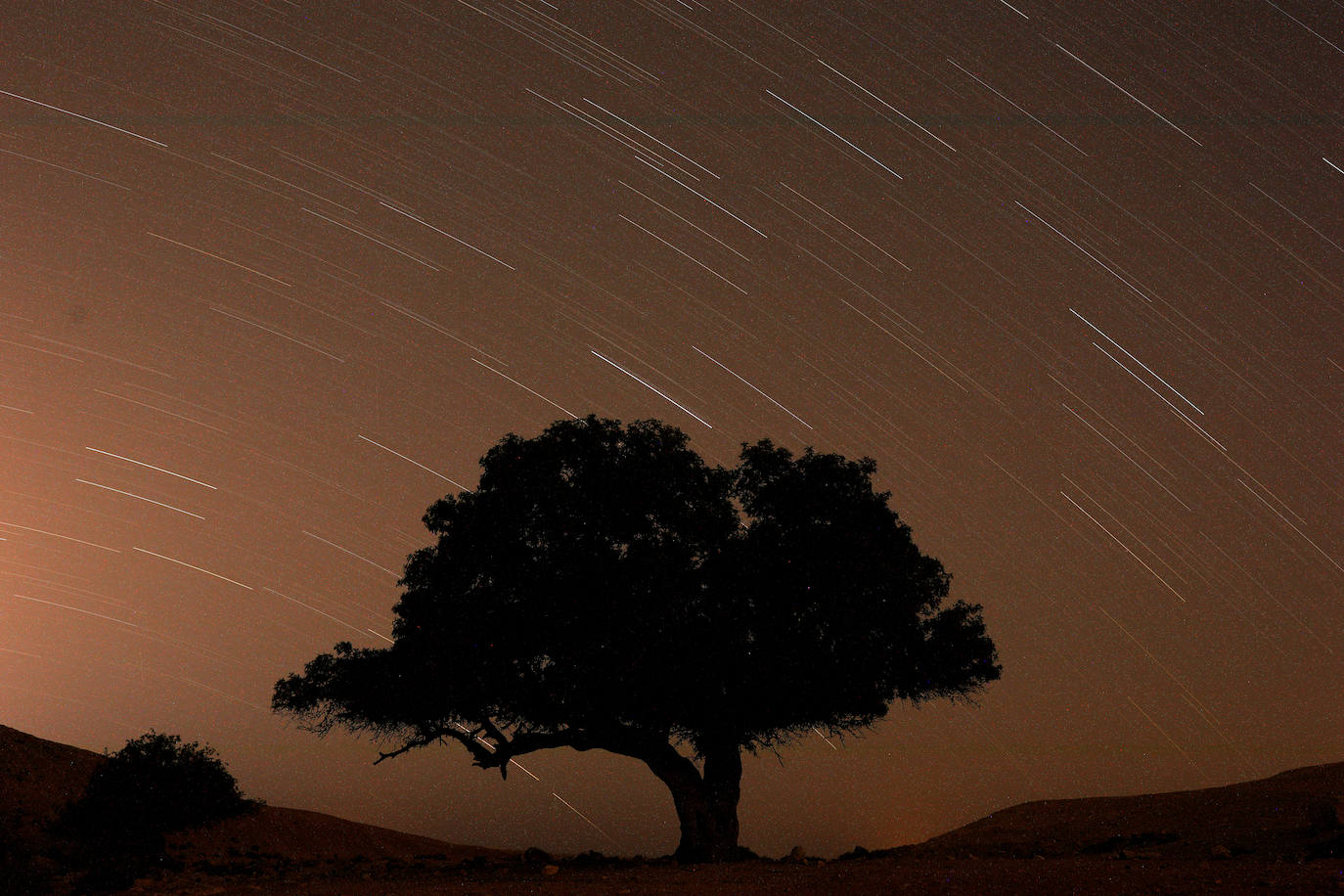 Lluvia de estrellas fugaces, Perseidas o Lágrimas de San Lorenzo. Su máxima actividad en Europa se da estas noches de agosto, cuando se pueden observar alrededor de 100 meteoros por hora. En realidad, son pequeñas partículas de polvo de distintos tamaños que van dejando los cometas -o asteroides- a lo largo de sus órbitas alrededor del Sol y que se desprenden debido al deshielo producido por el calor solar. En este caso provienen del cometa Swift-Tuttle. Así se han visto en varias partes del mundo: Nógrád (Hungría). 