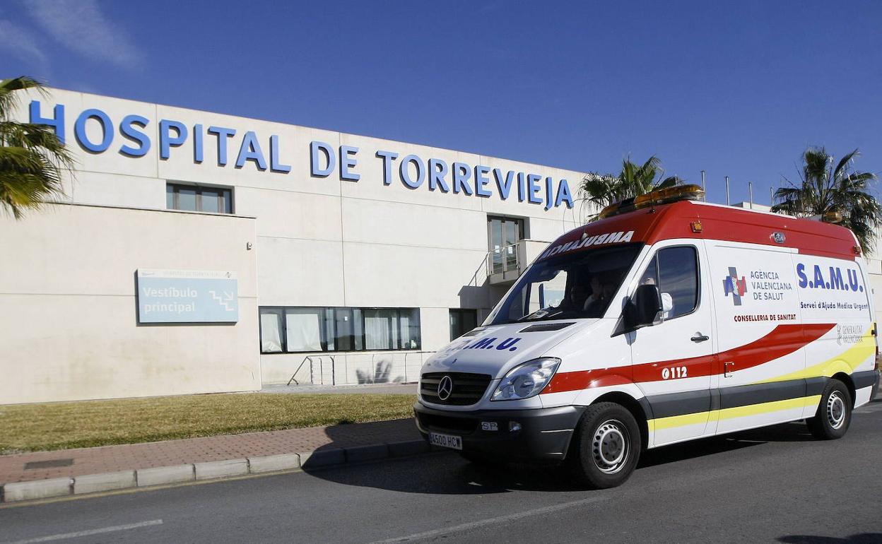 Hospital de Torrevieja, donde están ingresados las víctimas del accidente. 