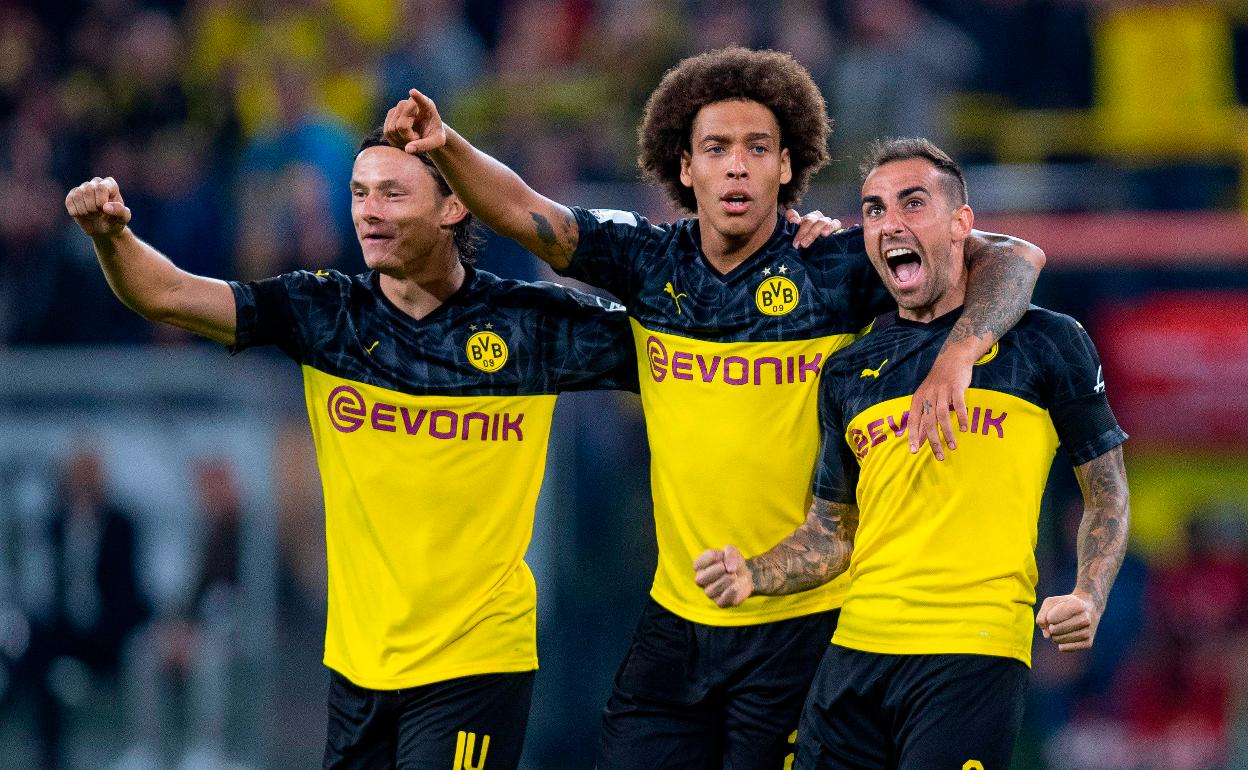 Paco Alcacer celebra su gol al Bayern en el Signal Iduna Park hace unos días junto a Axel Witsel y Nico Schulz 