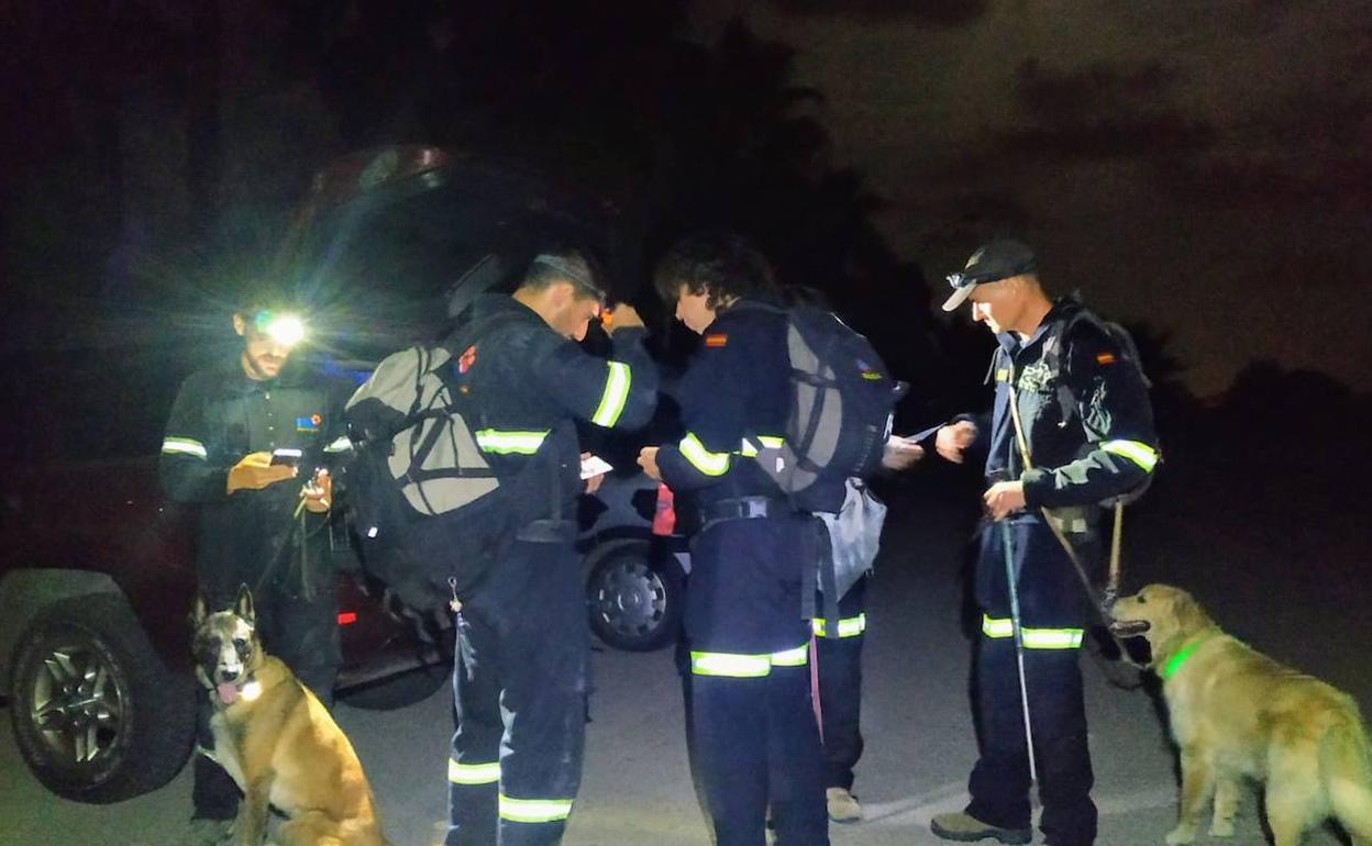 Efectivos y perros participantes en el rescate del hombre de 72 años. 
