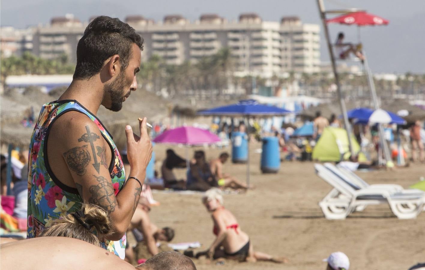 El Ayuntamiento estudia si prohibir el tabaco en la costa para el verano que viene, en una medida que todavía no se ha decidido