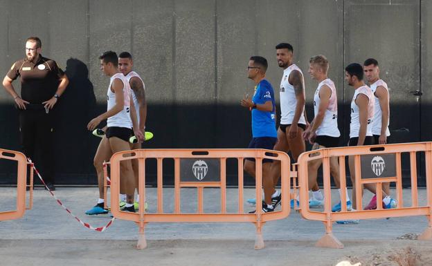 Rodrigo Moreno, junto a algunos jugadores del Valencia. 