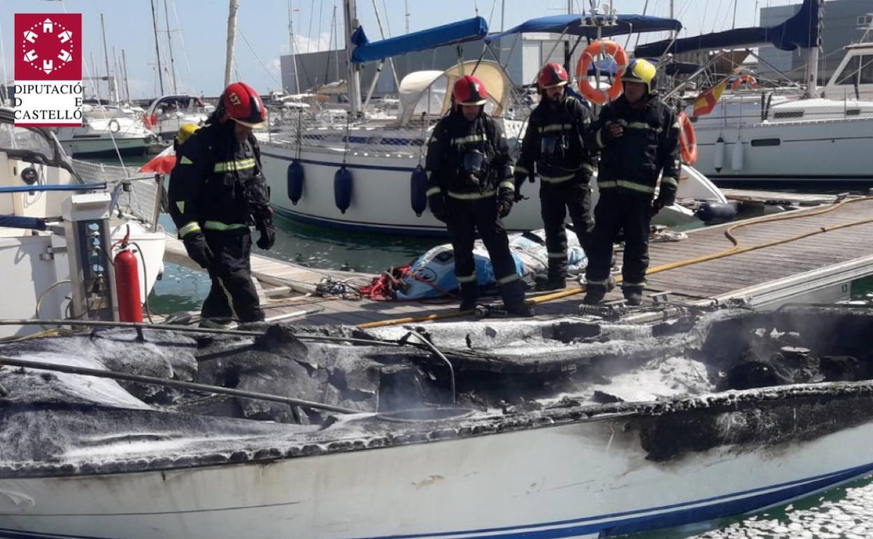 Barca calcinada tras el fuego. 