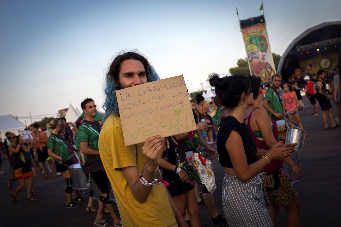 La 26 edición del certamen internacional reggae Rototom Sunsplash ha arrancado y ha convertido a la localidad castellonense en la capital mundial del reggae y en epicentro cultural, con dosis extra de compromiso medioambiental. La apuesta ofrece, hasta el próximo día 22, cien conciertos en siete escenarios por los que pasarán artistas de 23 nacionalidades. La cita, que cumple su primera década en España tras aterrizar desde Italia en el verano de 2010, trae ritmos que van desde el reggae, el dancehall o el dub, a la música de raíces negras, la música más profundos del Caribe, pasando por las sesiones de dj a ritmo de afrobeat y coupé-décalé. El festival recibirá a exponentes jamaicanos como el ganador del Grammy e hijo de Bob, Ziggy Marley o a la familia del reggae moderno: Morgan Heritage. También acudirán leyendas del reggae como el grupo The Abyssinians, -que cumple 50 años- entre otros.